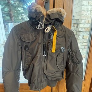 Parajumpers snow bomber jacket with fur hood, color military green. size XXS